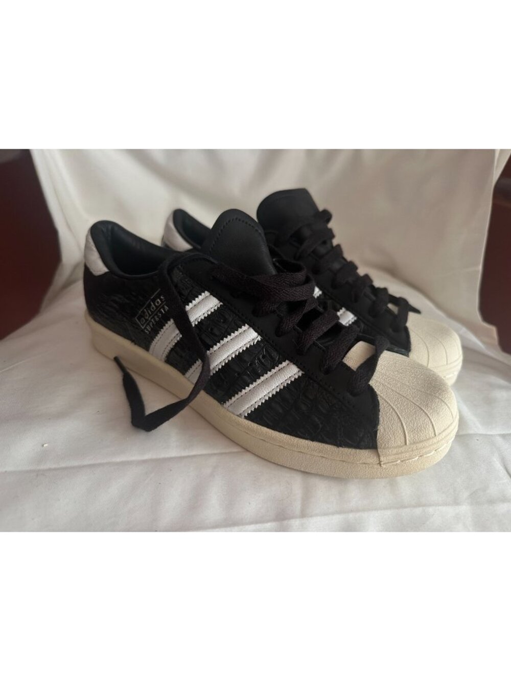 adidas superstar la marque aux 3 bandes black with white stripes US 7.5